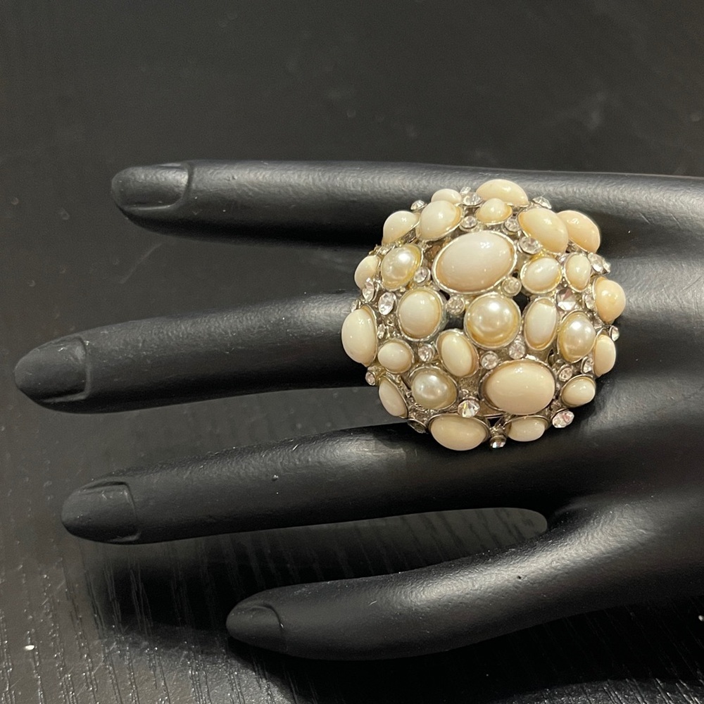 Elegant Cream Cluster Ring. 0455